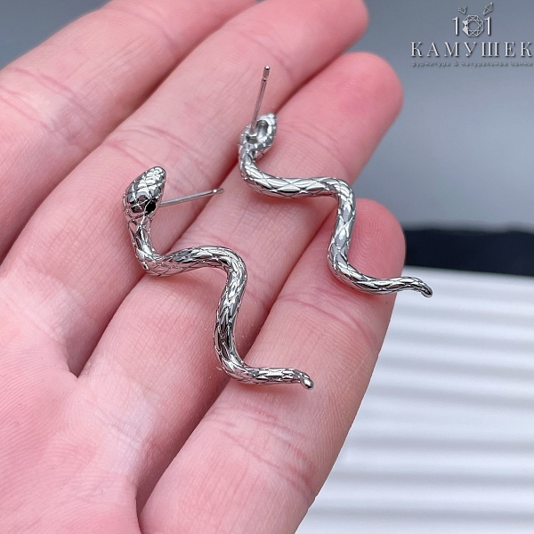 Пусеты змея фактурная черный циркон, цвет серебро 35,1*12 мм