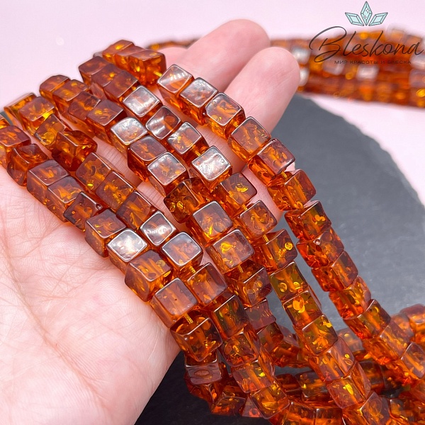Янтарь коричневый  куб 7мм
