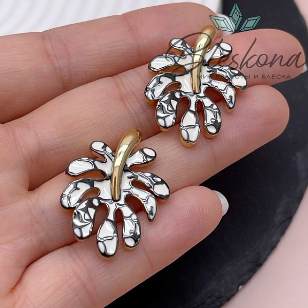 30*24 мм Цвет золото, Подвеска Лист Монстера белая эмаль