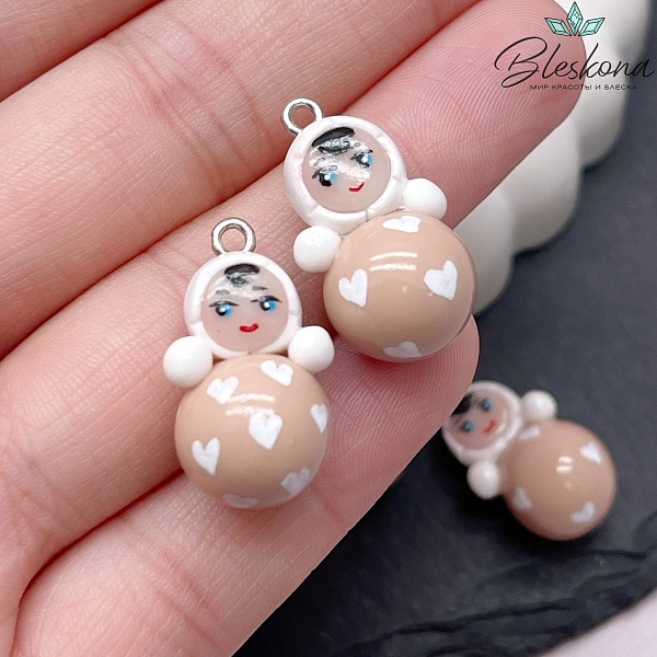 24,5*12,5 мм, Цвет серебро, Подвеска Неваляшка мини бежевая белые сердечки