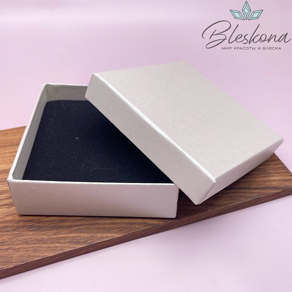 Коробка Бежевая перламутр черная подложка 9*9*3 см