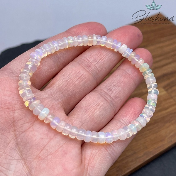 Опал белый с радужным переливом 5,5 мм 17 см