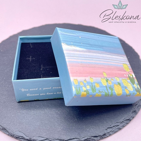 Коробка Голубая тюльпаны черная подложка 7*7*3 см