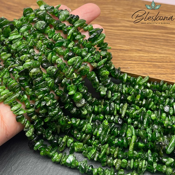 Крошка Хромдиопсид ширина бусин ~ 7-11 мм