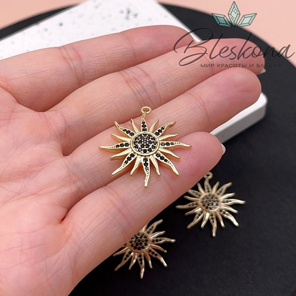 27*25 мм Цвет золото, Подвеска Солнце с волнистыми лучами черные цирконы