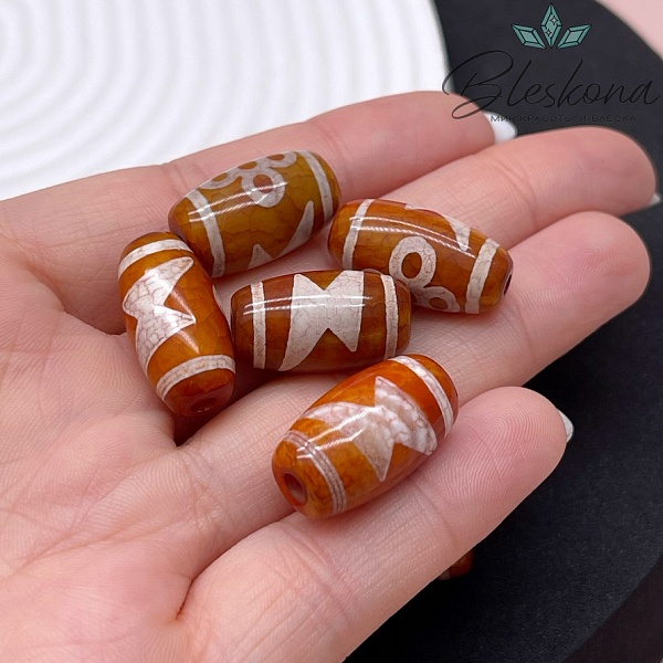 Бусина Дзи Молния и мистический узел бело-коричневый бочонок 20*11 мм