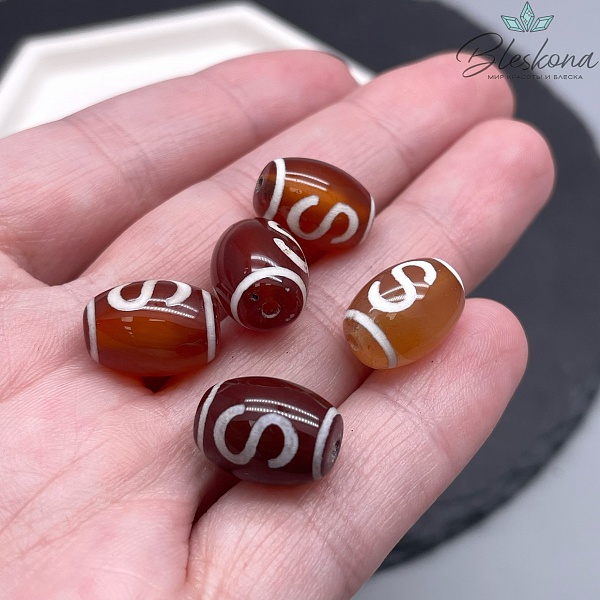 Бусина Дзи Денежный крючок бело-коричневый бочонок 10*14 мм