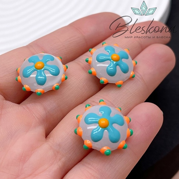 20 мм Бусина округлая белая голубой цветок