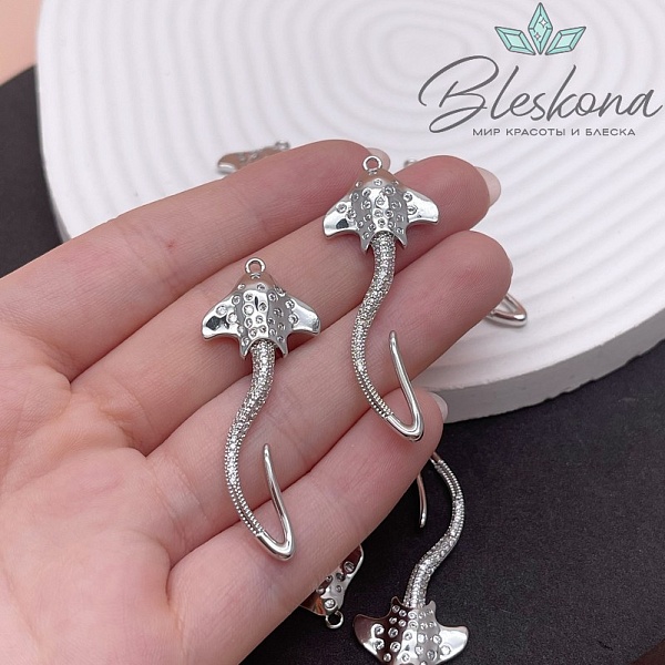 46*17,5 мм Цвет серебро, Подвеска Скат с цирконами