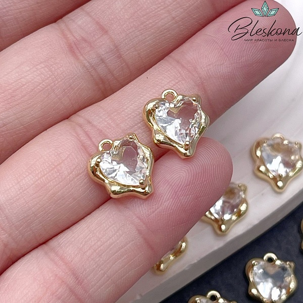 13*10,5 мм Цвет золото, Подвеска сердце неровное белый циркон