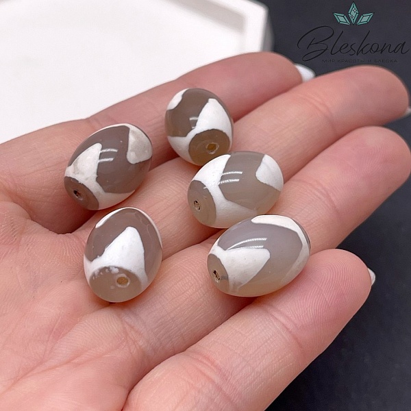 Бусина Дзи Тигриный клык серо белый бочонок 16*12 мм