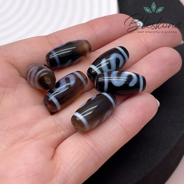 Бусина Дзи Денежный крючок бело-черный бочонок 20*11 мм