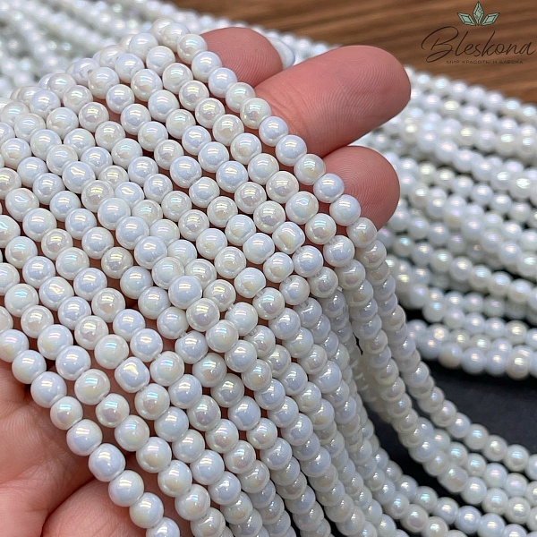 Бусины стекло белое с переливом 4 мм