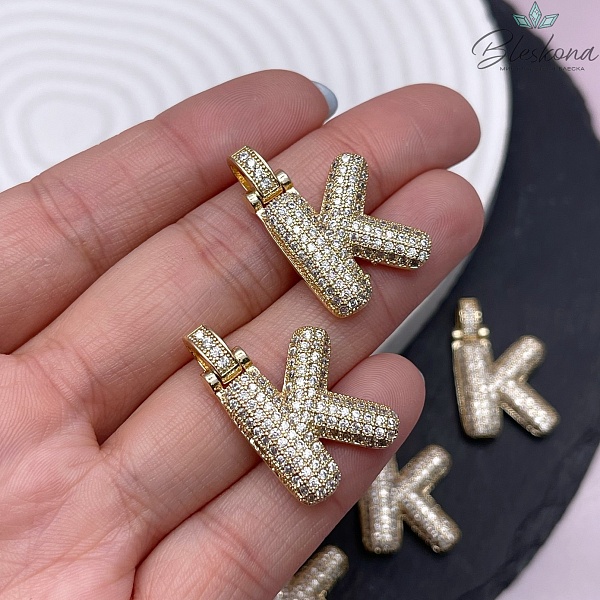28 мм, Цвет золото, Буква цирконы объемная с бейлом K