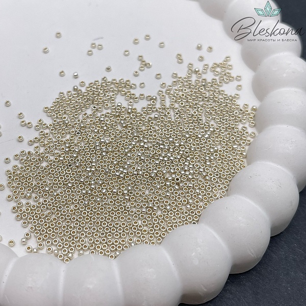 Бисер TOHO round 15/0 цвет №PF558 (оттенок золотого)