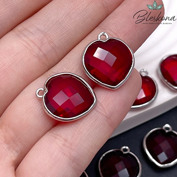 15 мм, Цвет серебро, Подвеска сердце красное огранка
