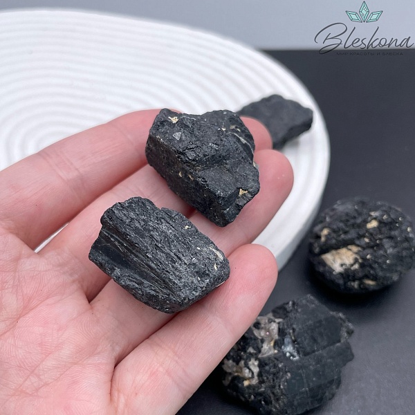 Черный турмалин (шерл) необработанный 28-35 мм