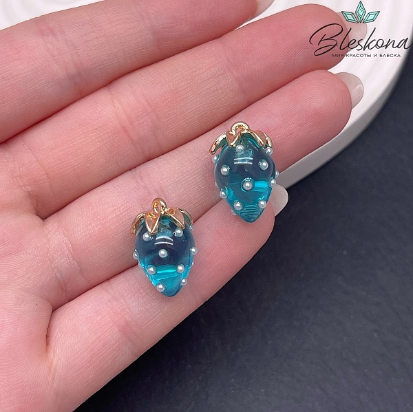 19*13 мм Цвет золото, Подвеска клубничка прозрачная голубая