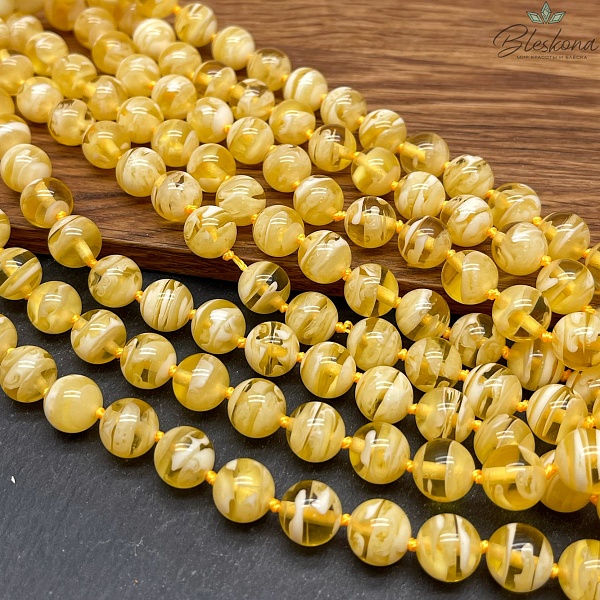 Янтарь светло-желтый с белыми включениями шар 10 мм