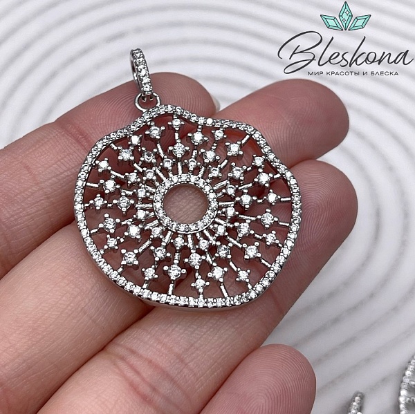 36*32 Цвет серебро, Подвеска круг-фриформ с цирконами и бейлом 